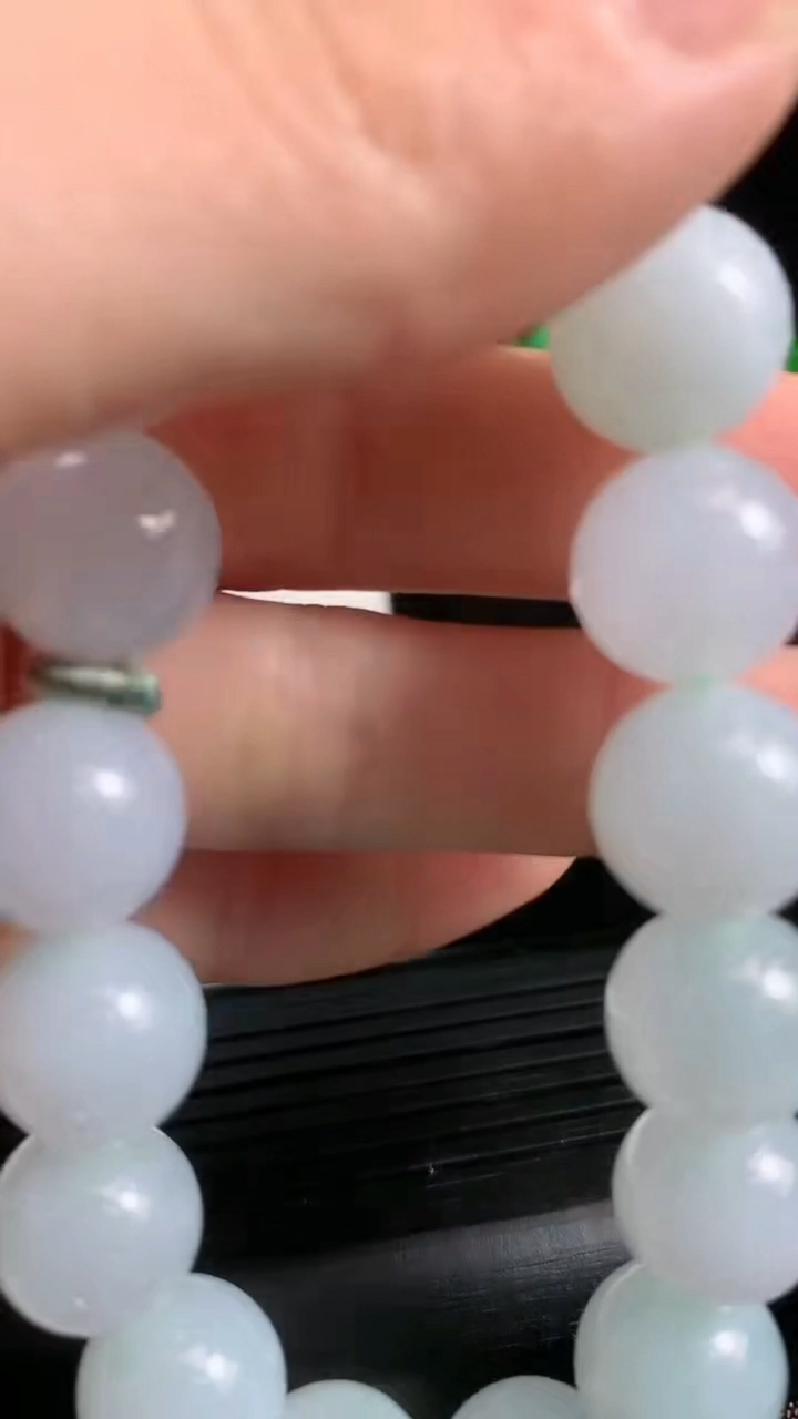 天然A货翡翠圆珠手串尺寸11.6-17颗重量:52.39g3月21日
工厂直销收藏佳品,种好水足，色泽均匀，有种有色，上手高大气！