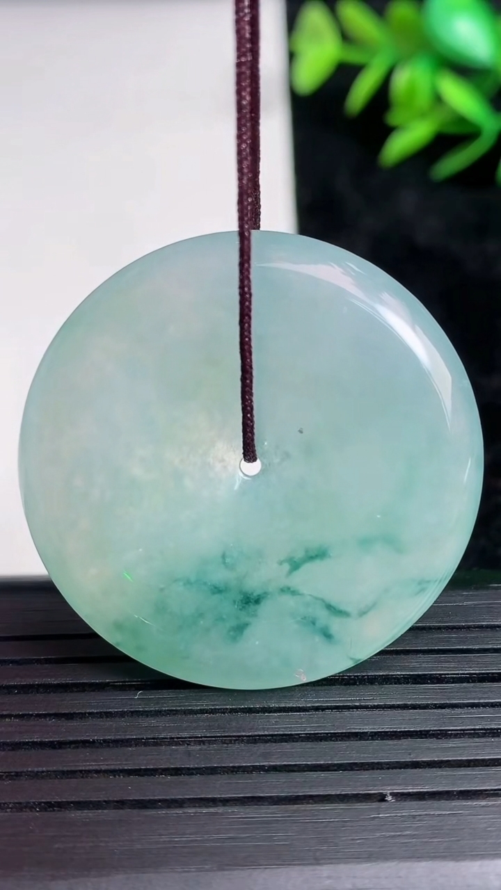 天然A货翡翠冰种飘花平安扣吊坠尺寸37.1-5.9重量:18.53g
3月21日