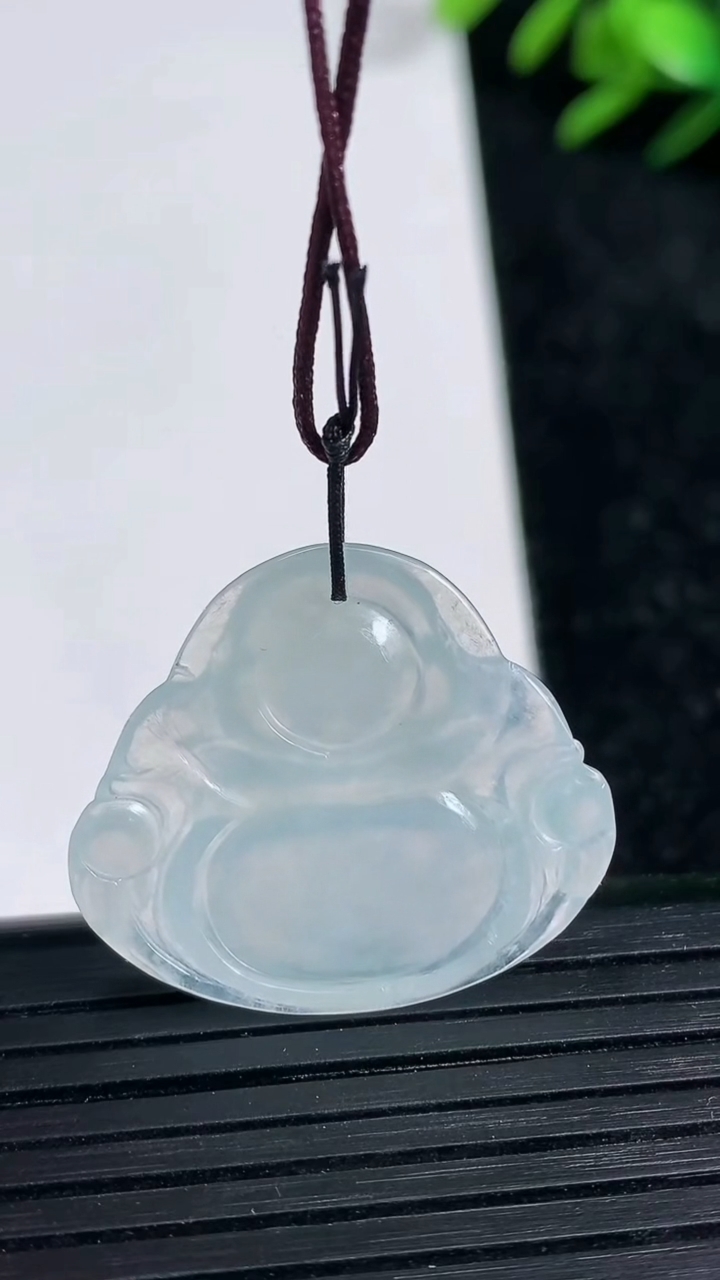 天然A货翡翠佛公吊坠尺寸23.6-27.4-3.9重量:4.40g
3月21日