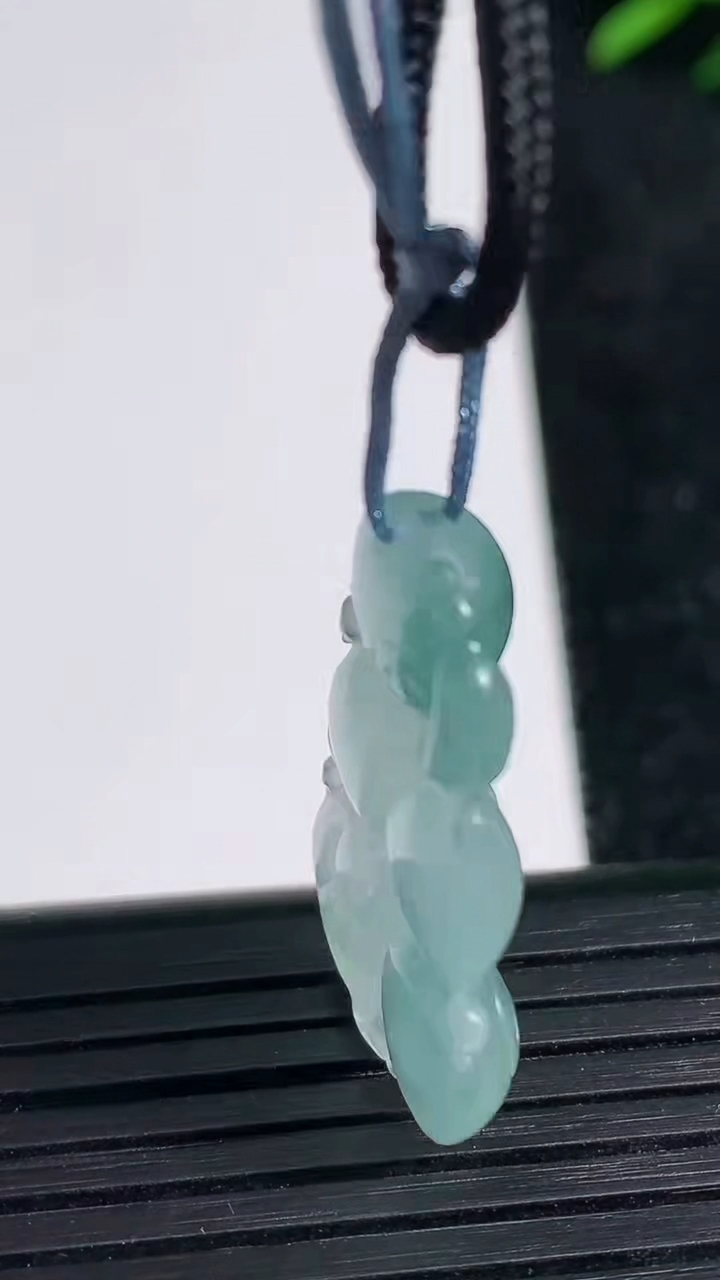 天然A货翡翠生肖猴吊坠尺寸27.4-15.9-5重量:3.92g
3月21日