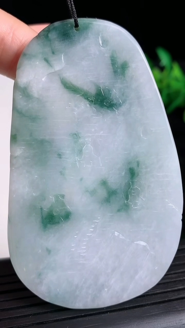 天然A货翡翠飘花山水观音头吊坠尺寸72.2-43.3-5.4重量:41.05g
3月21日