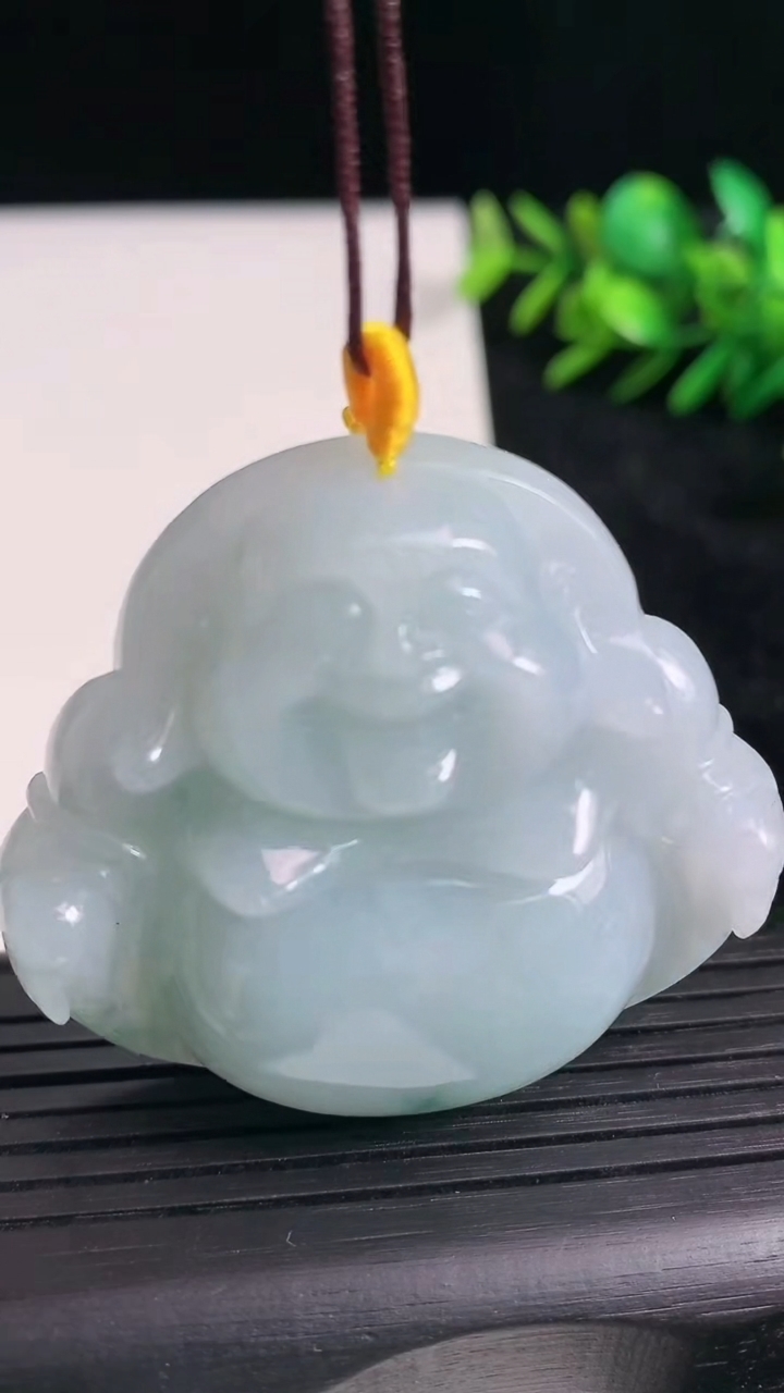 天然A货翡翠飘花佛公吊坠尺寸44.2-49.4-11.5重量:40.40g
3月21日