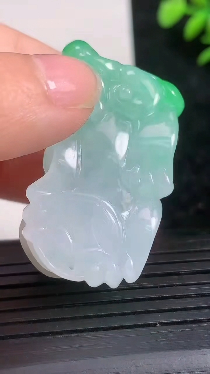 天然A货翡翠貔貅吊坠尺寸41.3-23.5-14.2重量:29.17g
3月21日