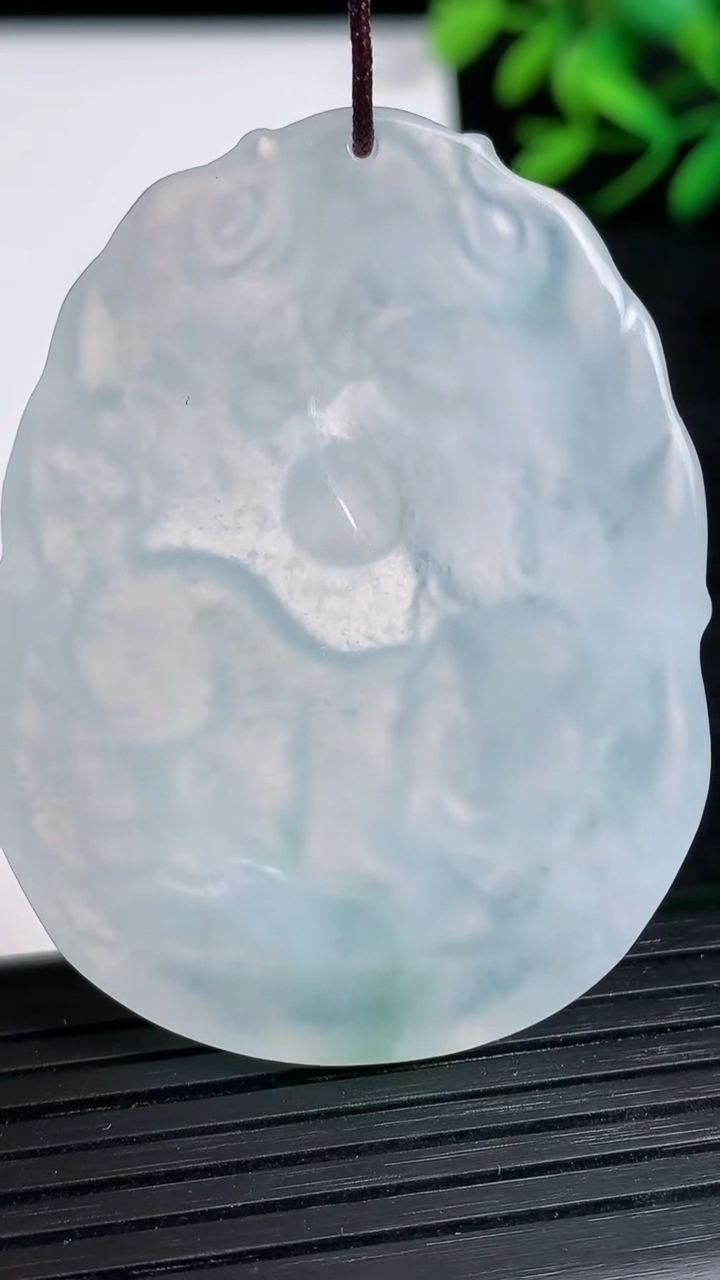 天然A货翡翠飘花生肖猪吊坠尺寸51.2-39-5.5重量:23.17g
3月21日