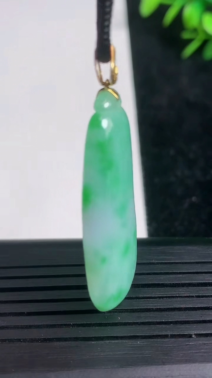 天然A货翡翠福瓜吊坠尺寸38.7-17.4-6.2重量:9.22g
3月21日