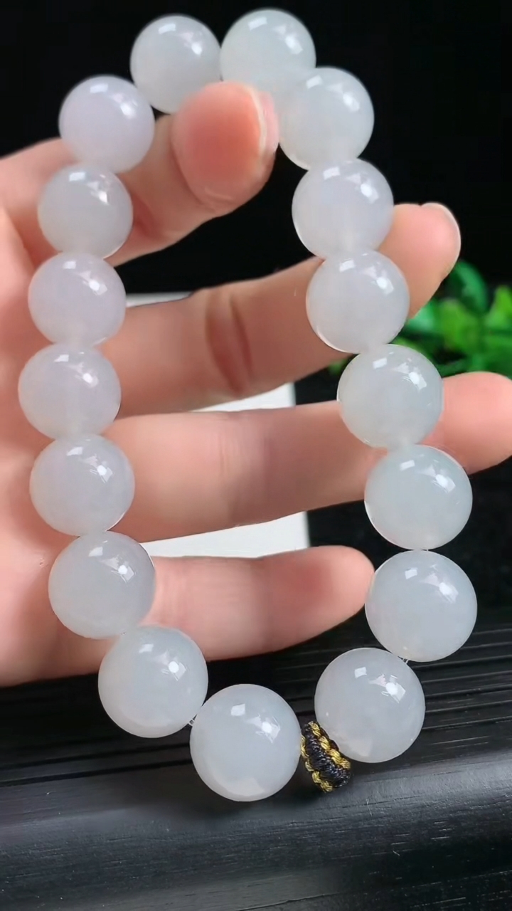 天然A货翡翠圆珠手串尺寸11.8-17颗重量:54.50g3月21日
工厂直销收藏佳品,种好水足，色泽均匀，有种有色，上手高大气！