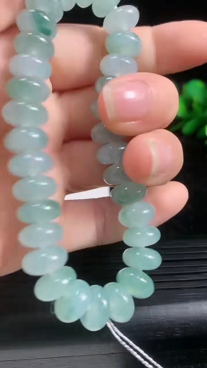 天然A货翡翠飘花算盘珠手串尺寸9.6-5.1-32颗重量:36.49g3月21日
工厂直销收藏佳品,种好水足，色泽均匀，有种有色，上手高大气！