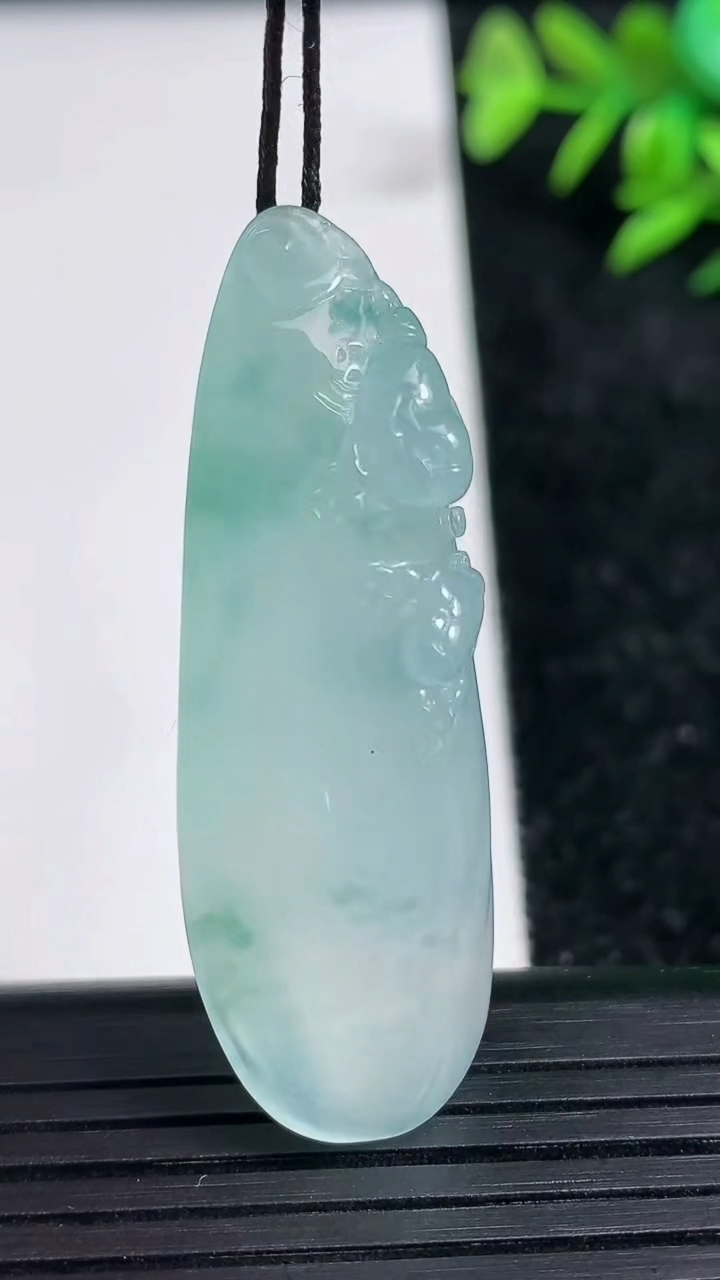 天然A货翡翠冰种飘花金蟾吊坠尺寸46.1-16.5-13.4重量:15.24g
3月21日