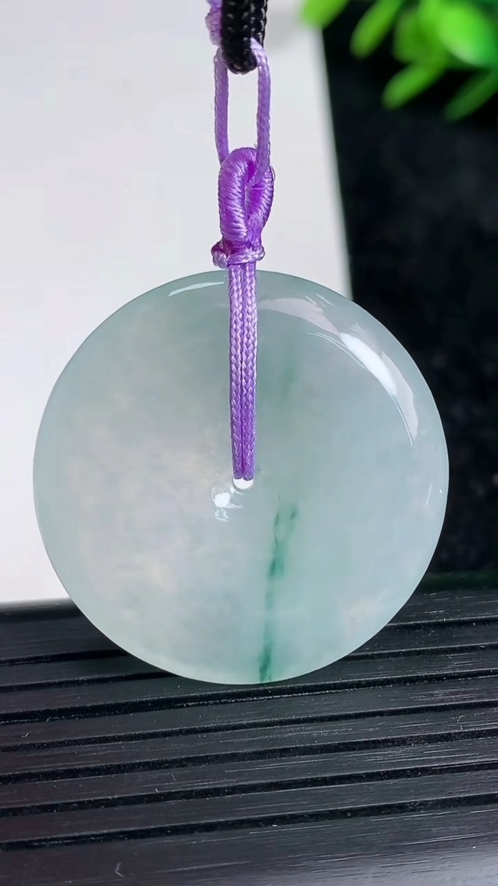 天然A货翡翠飘花平安扣吊坠尺寸30.6-5.6重量:12.17g
3月21日