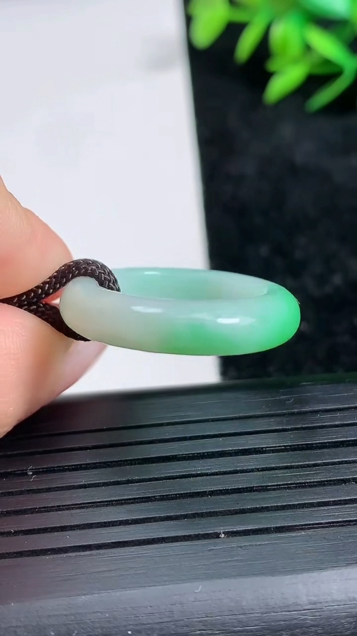 天然A货翡翠指环戒指尺寸18.1-5-3.5重量:4.50g2026年3月21日
工厂直销收藏佳品,种好水足，色泽均匀，有种有色，上手高大气！