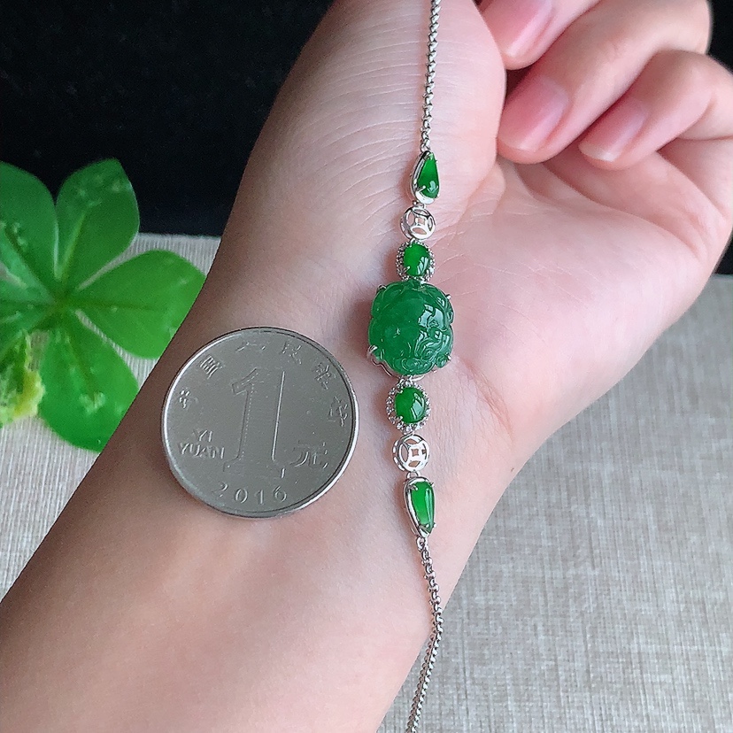 天然A货翡翠18K金伴钻镶嵌满绿招财貔貅手链 
尺寸13-11-6.8mm 重量4.20g 0320