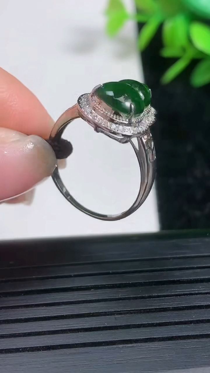 天然A货翡翠葫芦戒指尺寸16.7-10.2-7.2重量:1.96g2026年3月21日
工厂直销收藏佳品,种好水足，色泽均匀，有种有色，上手高大气！