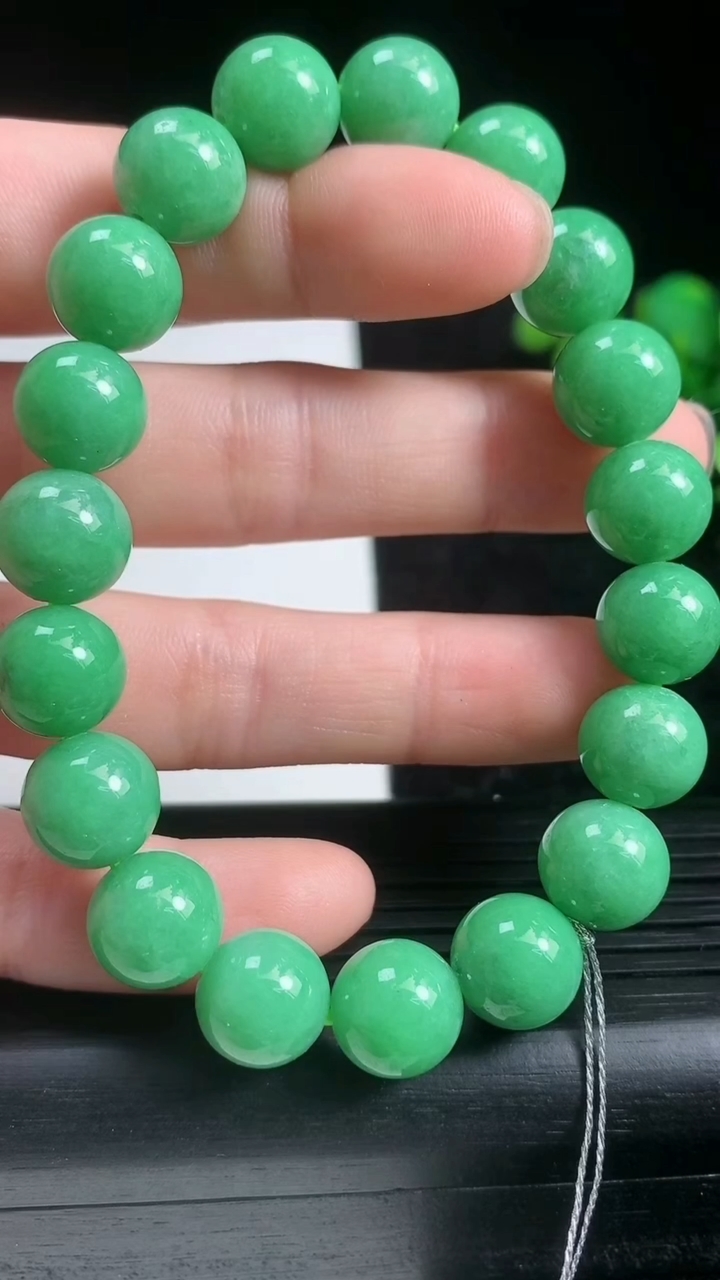 天然A货翡翠圆珠手串尺寸10-19颗重量:35.32g3月21日
工厂直销收藏佳品,种好水足，色泽均