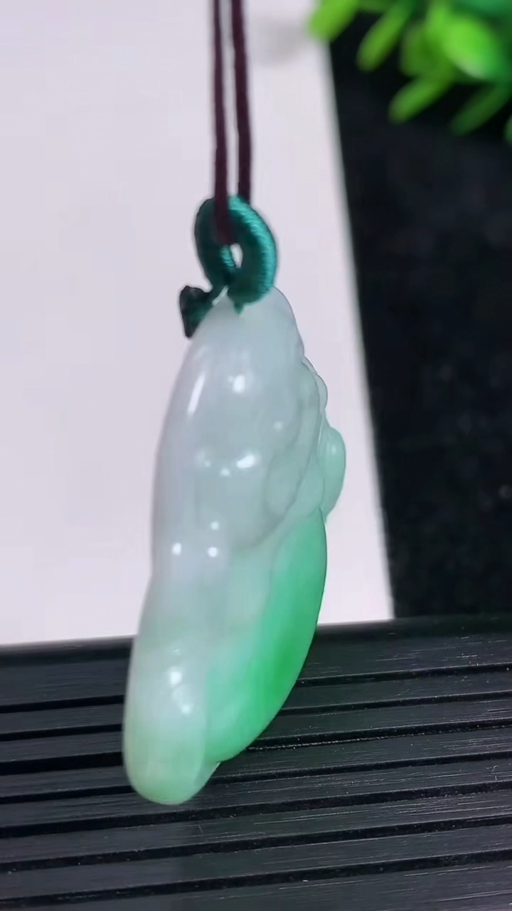 天然A货翡翠佛公吊坠尺寸33.3-35.6-5.3重量:11.44g
3月21日
