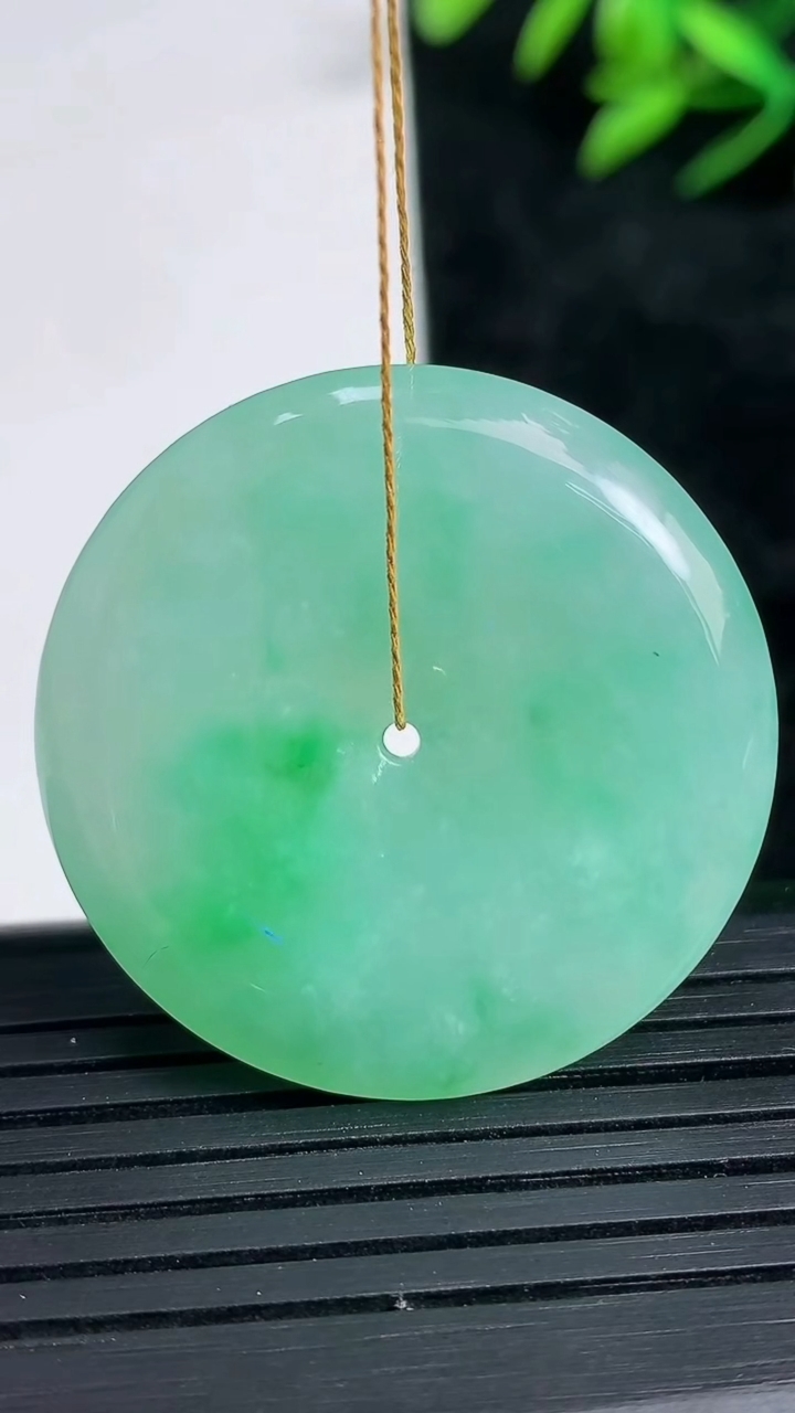 天然A货翡翠平安扣吊坠尺寸32.2-5.7重量:13.51g
3月21日