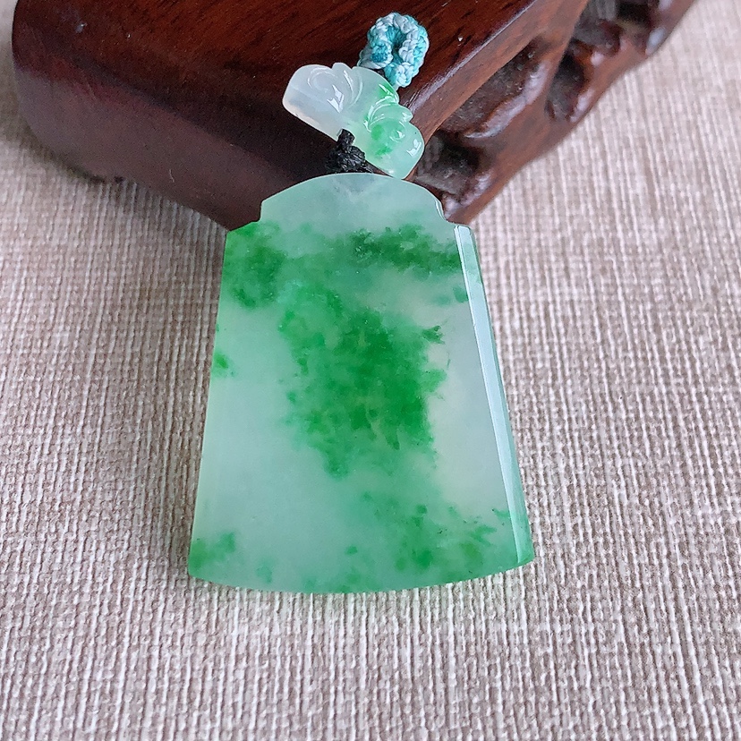 天然A货翡翠飘绿无事牌吊坠 
尺寸32.8-27.3-4mm 重量10.18g 0320