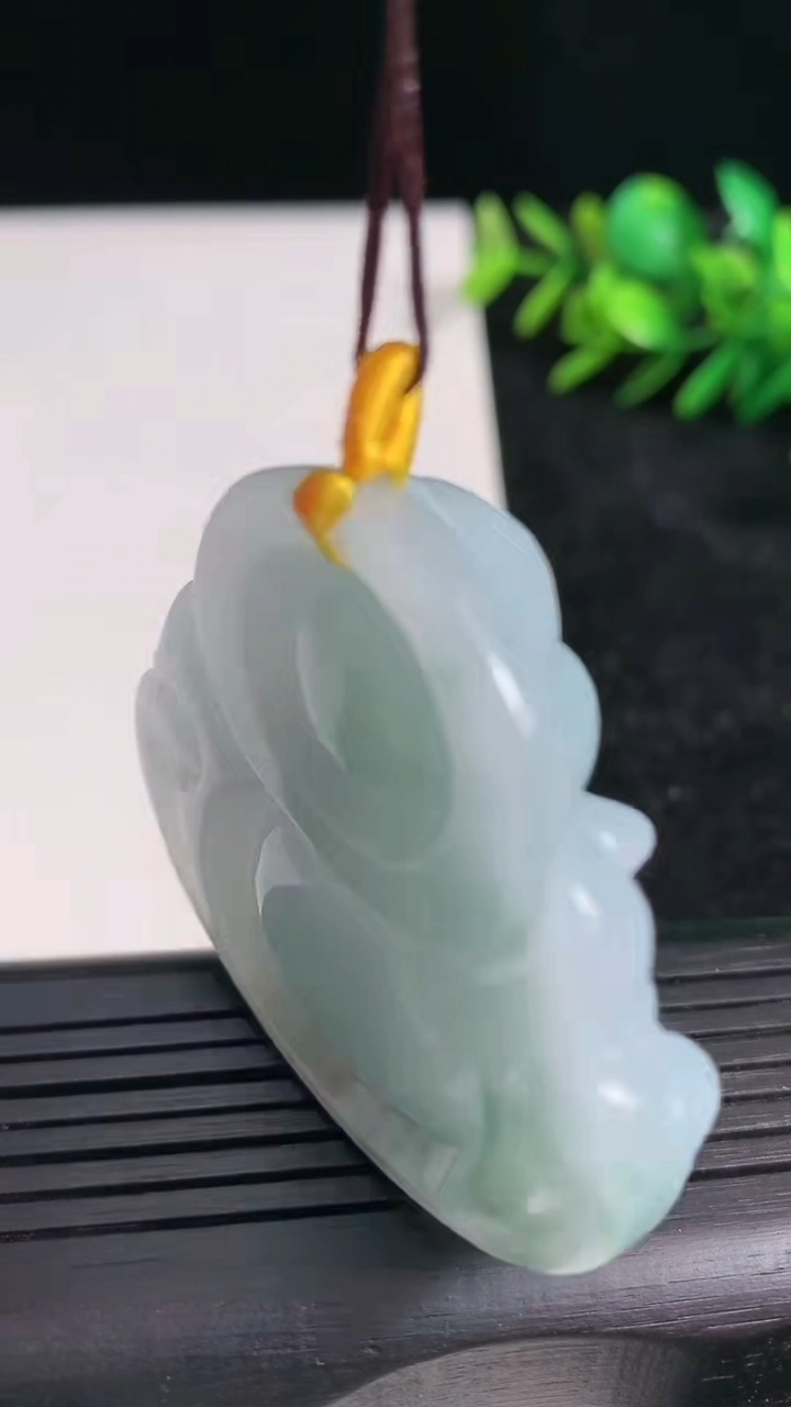 天然A货翡翠飘花佛公吊坠尺寸44.2-49.4-11.5重量:40.40g
3月21日