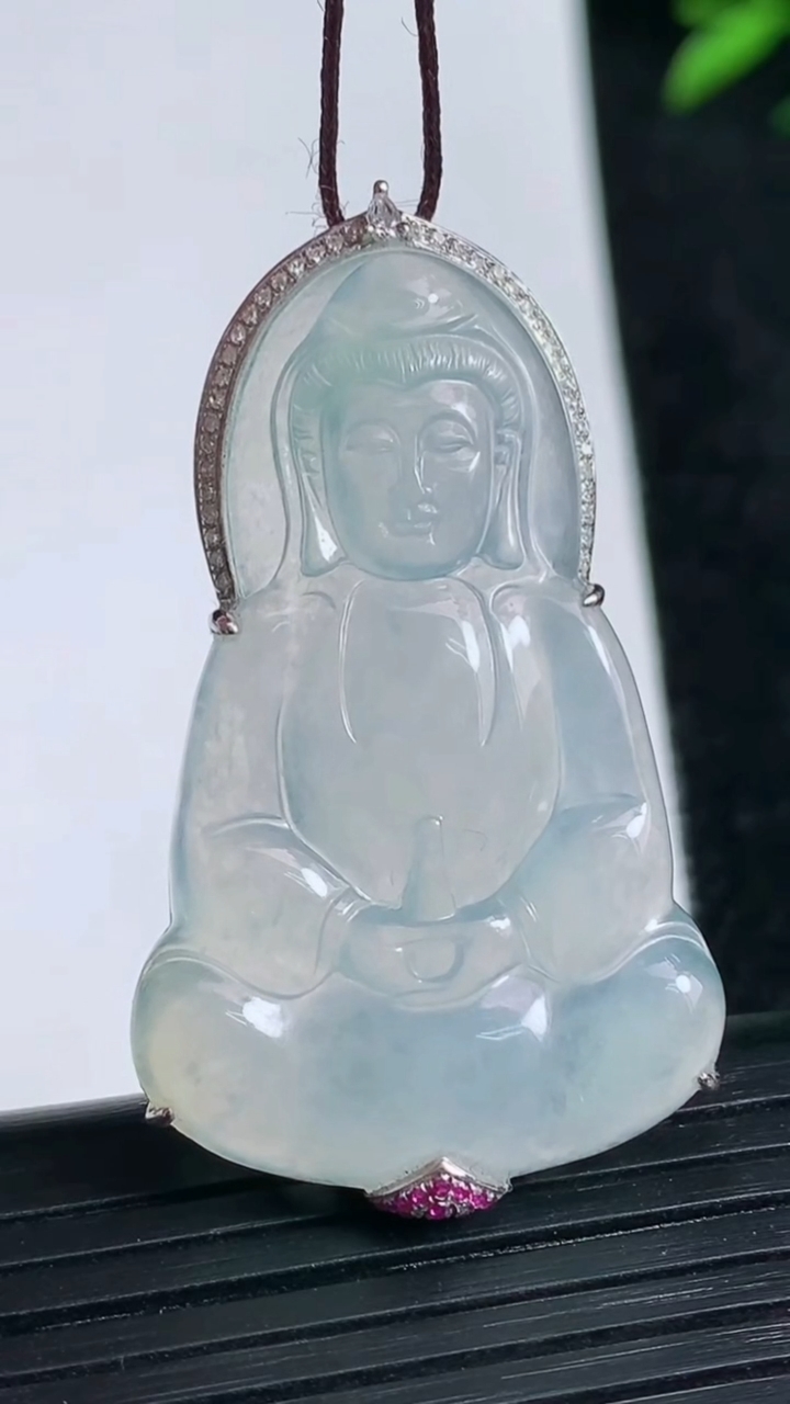 天然A货翡翠种白冰观音菩萨吊坠尺寸52.7-24.8-6.8重量:8.29g
3月21日