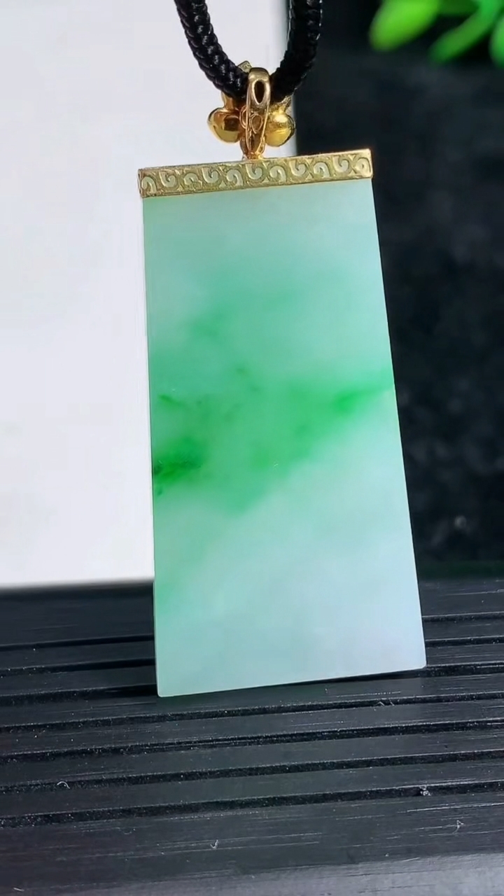 天然A货翡翠无事牌吊坠尺寸37.2-19.5-2.6重量:7.84g
3月21日