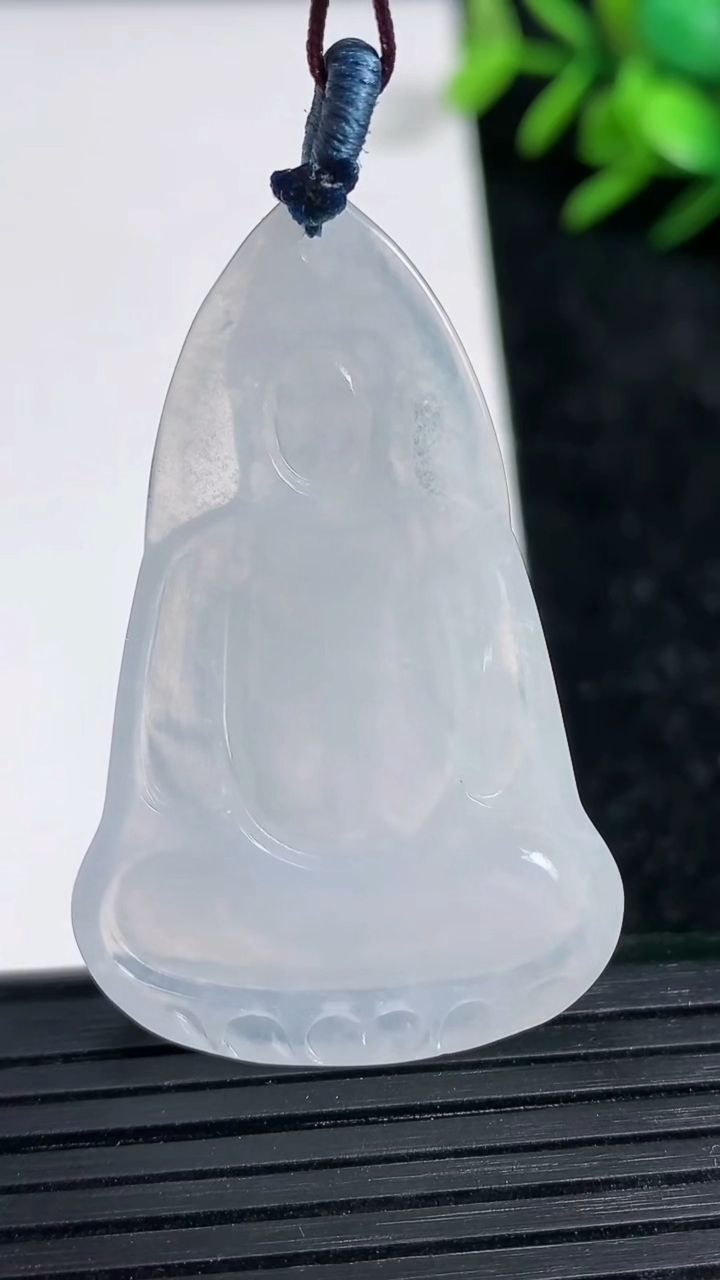 天然A货翡翠观音菩萨吊坠尺寸45.8-28.5-4.6重量:10.39g
3月21日