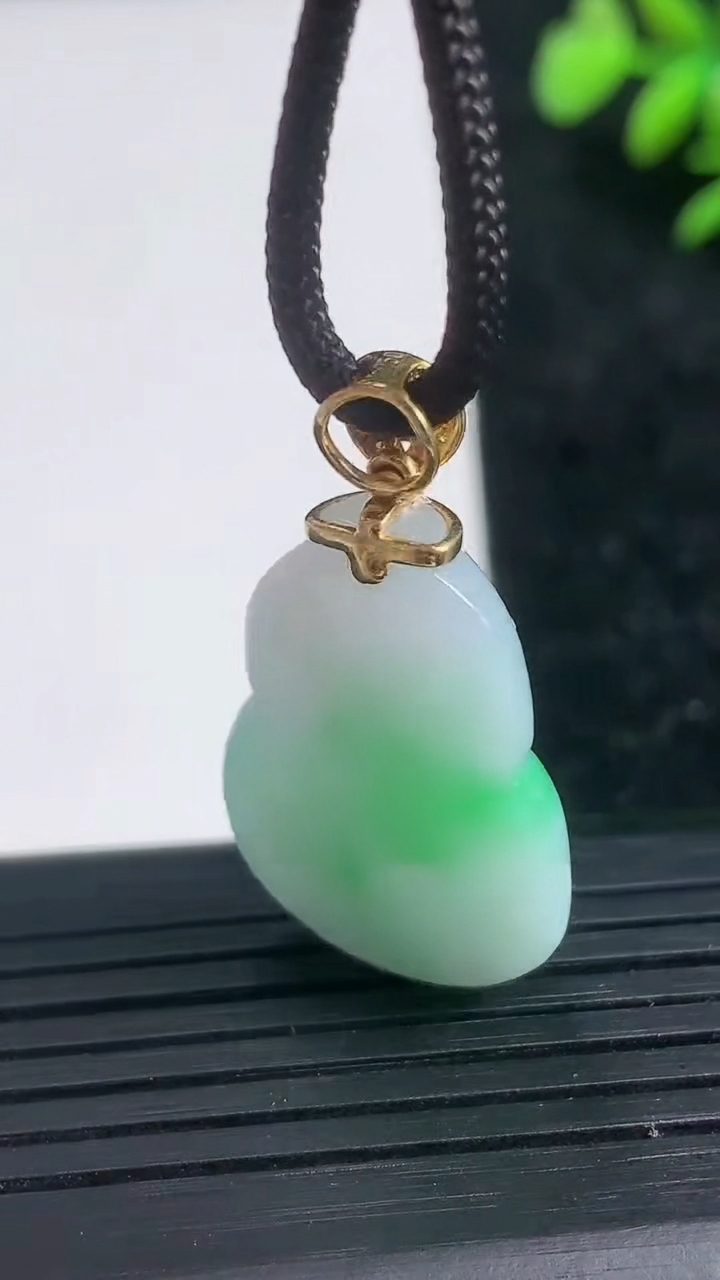 天然A货翡翠葫芦吊坠尺寸27.5-17.8-7.1重量:7.34g
3月21日
