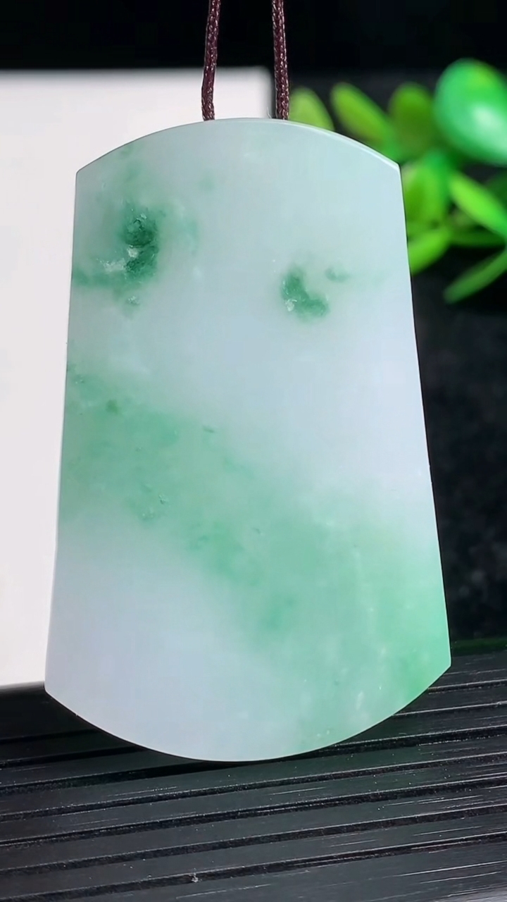 天然A货翡翠无事牌吊坠尺寸48.2-30.9-5.8重量:26.47g
3月21日