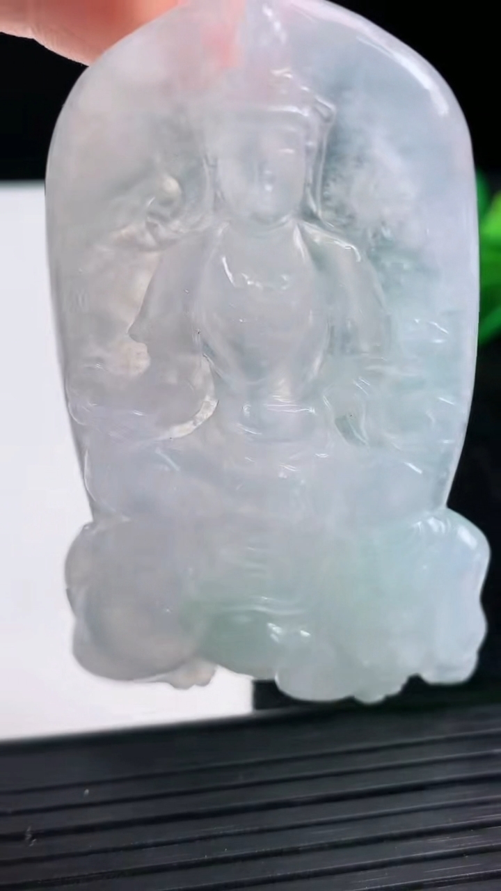 天然A货翡翠普贤菩萨吊坠尺寸71.7-41.3-5.4重量:33.80g
3月21日