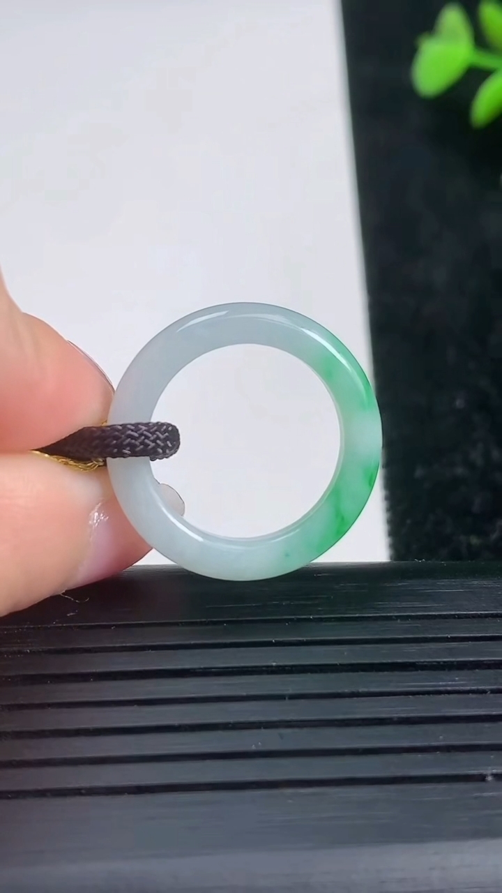 天然A货翡翠指环戒指尺寸16.4-3.4-2.9重量:2.27g2026年3月21日
工厂直销收藏佳品,种好水足，色泽均匀，有种有色，上手高大气！