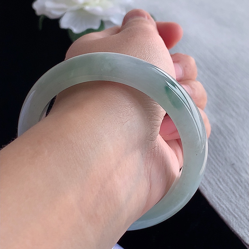 天然A货翡翠飘花正装正圈手镯55-56圈口 基本完
尺寸55-12.2-8mm 0318