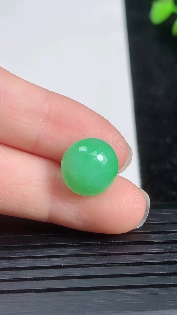 天然A货翡翠蛋面镶嵌件尺寸11.6-6.2重量:1.53g
3月21日