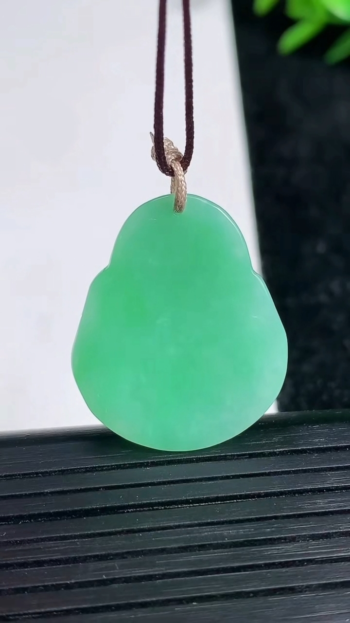 天然A货翡翠佛公吊坠尺寸26.5-22.1-4.9重量:5.58g
3月21日