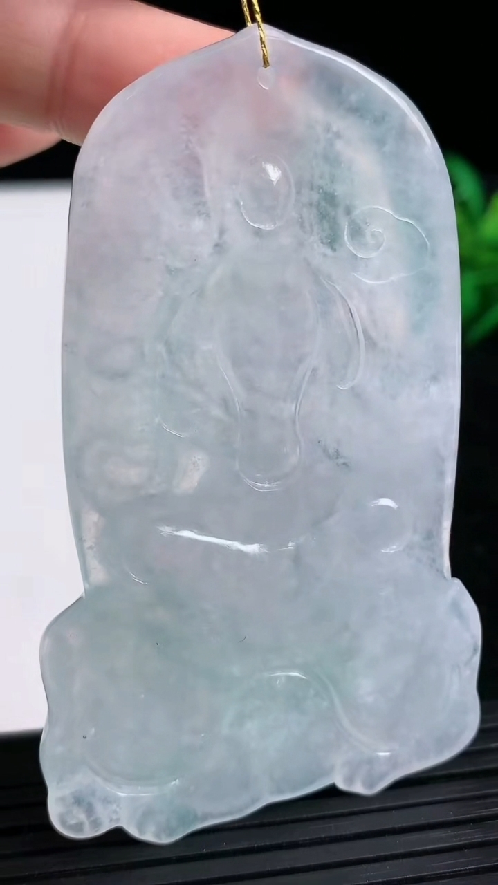 天然A货翡翠普贤菩萨吊坠尺寸71.7-41.3-5.4重量:33.80g
3月21日