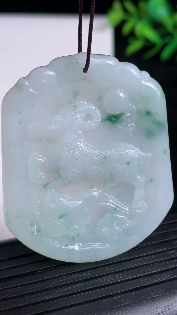 天然A货翡翠飘花生肖羊吊坠尺寸48.6-40.8-3.8重量:19.36g
3月21日