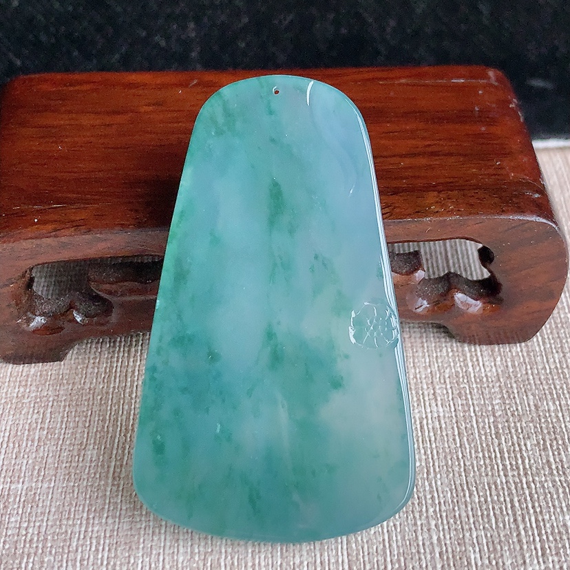 天然A货翡翠紫底飘花普贤菩萨吊坠 
尺寸59.6-35.2-6.4mm 重量27.68g 0320