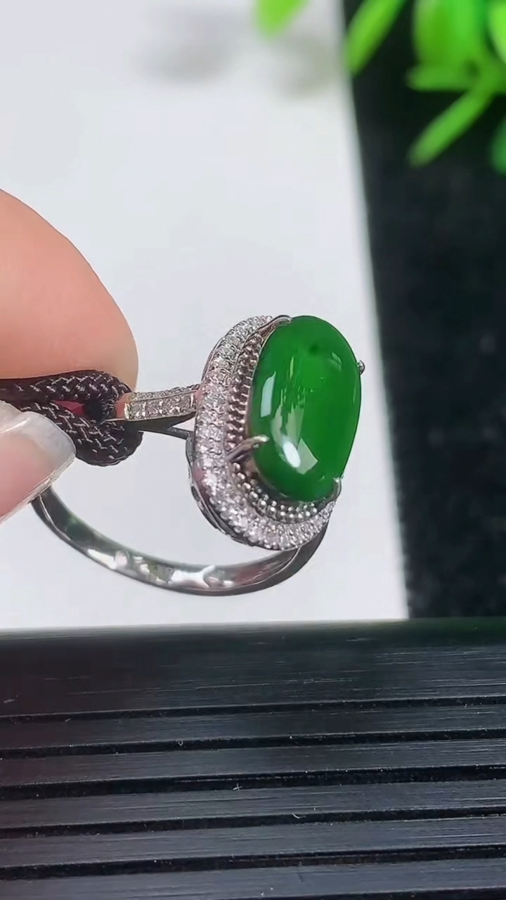 天然A货翡翠蛋面戒指尺寸16.8-12.1-6.6重量:2.33g2026年3月21日
工厂直销收藏佳品,种好水足，色泽均匀，有种有色，上手高大气！