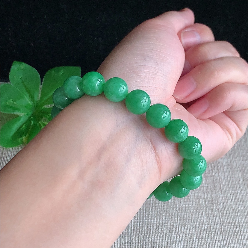 天然A货翡翠满绿圆珠佛珠手串19颗 
尺寸9.8mm 重量31.66g 0320