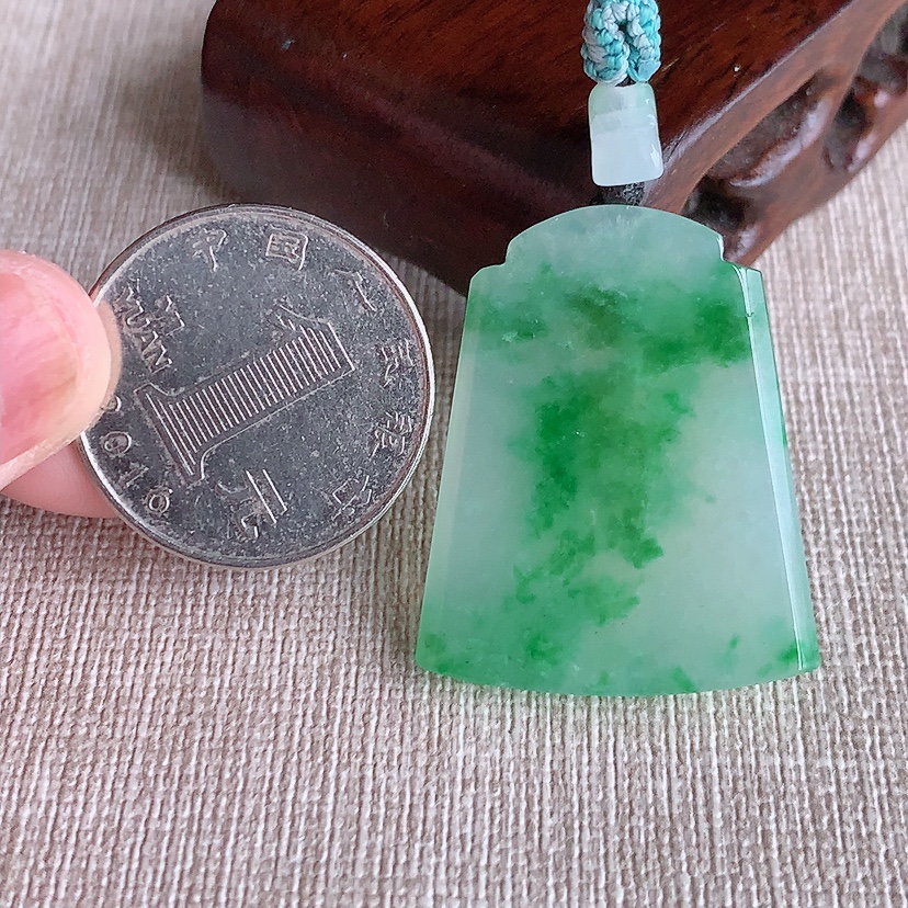 天然A货翡翠飘绿无事牌吊坠 
尺寸32.8-27.3-4mm 重量10.18g 0320