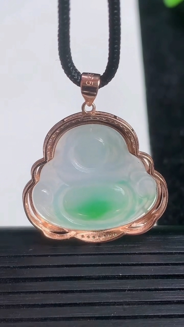 天然A货翡翠佛公吊坠尺寸26.3-27-5.7重量:4.46g
3月21日