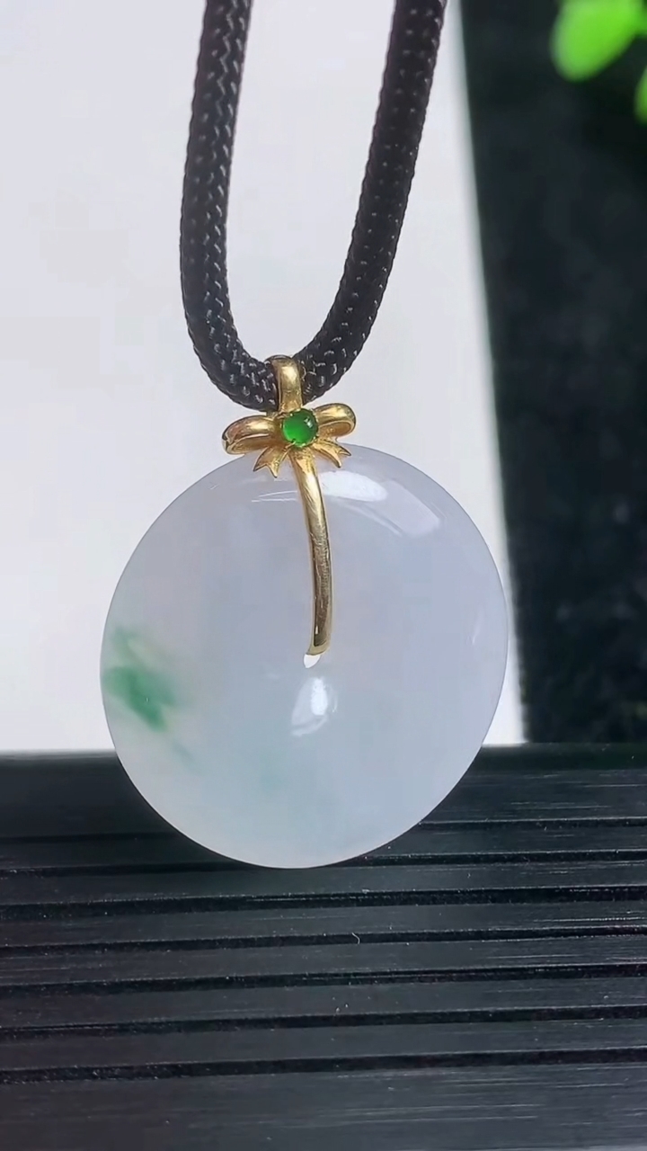 天然A货翡翠18K金飘花平安扣吊坠尺寸23.7-4.9重量:6.65g
3月21日