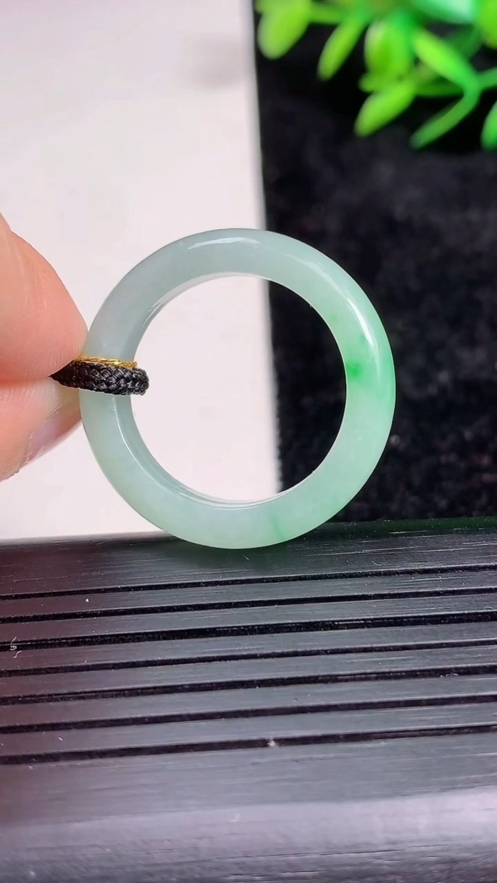 天然A货翡翠指环戒指尺寸19.8-5.4-3.3重量:4.78g2026年3月21日
工厂直销收藏佳品,种好水足，色泽均匀，有种有色，上手高大气！
