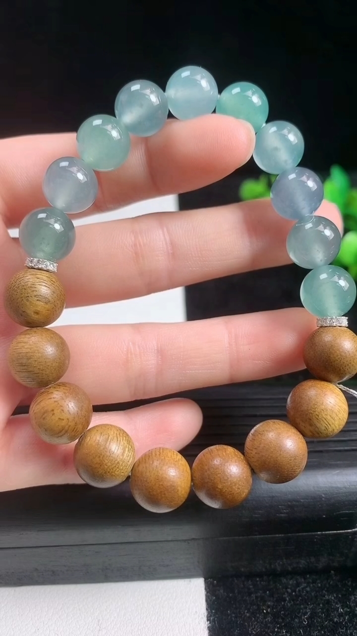 天然A货翡翠种蓝水檀香圆珠手串9.8尺寸9.8重量:19.78g3月22日
工厂直销收藏佳品,种好水
