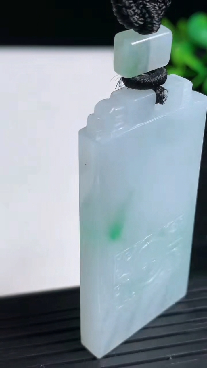 天然A货翡翠仿古无事牌吊坠尺寸51.9-25.9-5.3重量:26.47g
3月21日