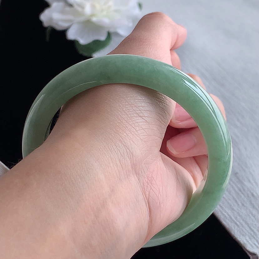 天然A货翡翠满绿正装正圈手镯62-63大圈口 
尺寸62-11.8-8.6mm 0318