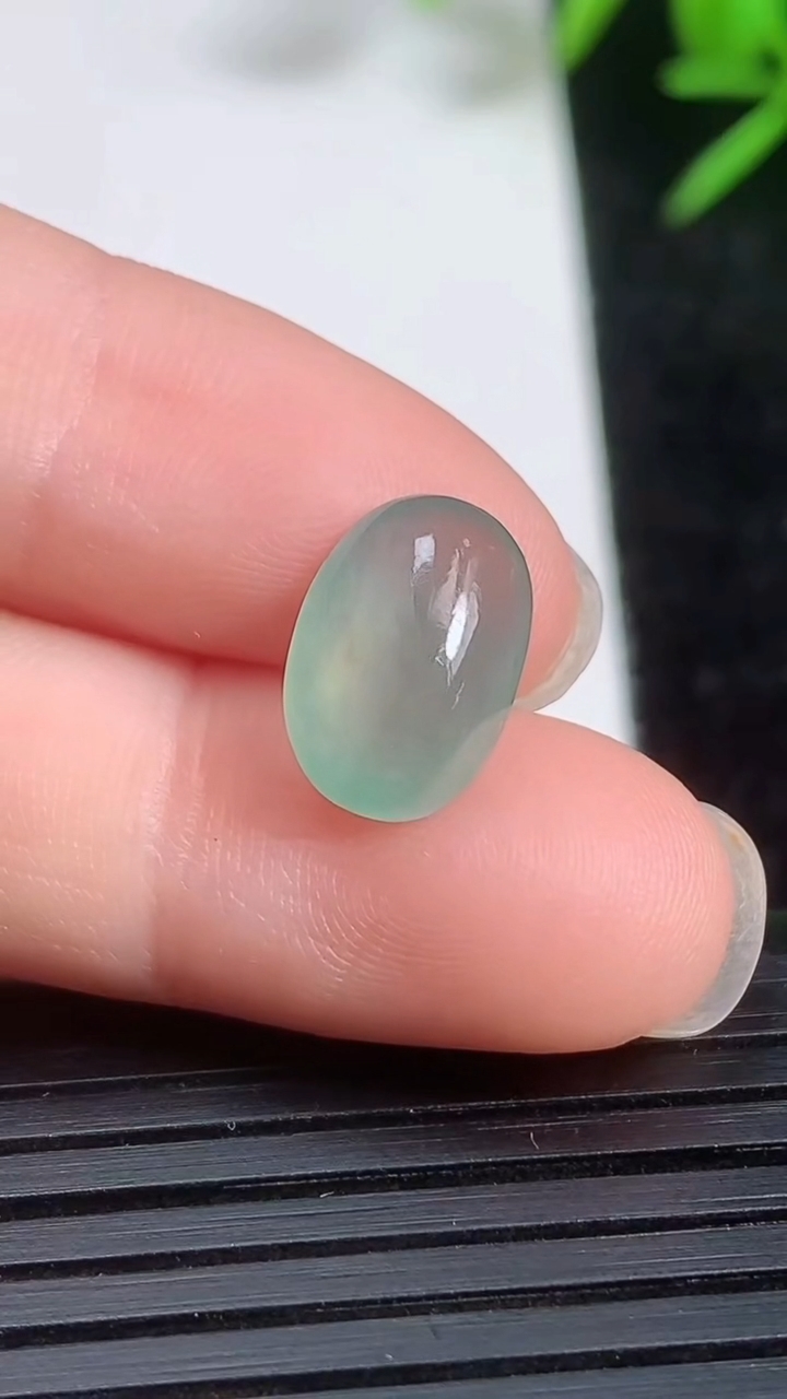 天然A货翡翠蛋面镶嵌件尺寸11.7-7.9-4.7重量:0.80g
3月21日