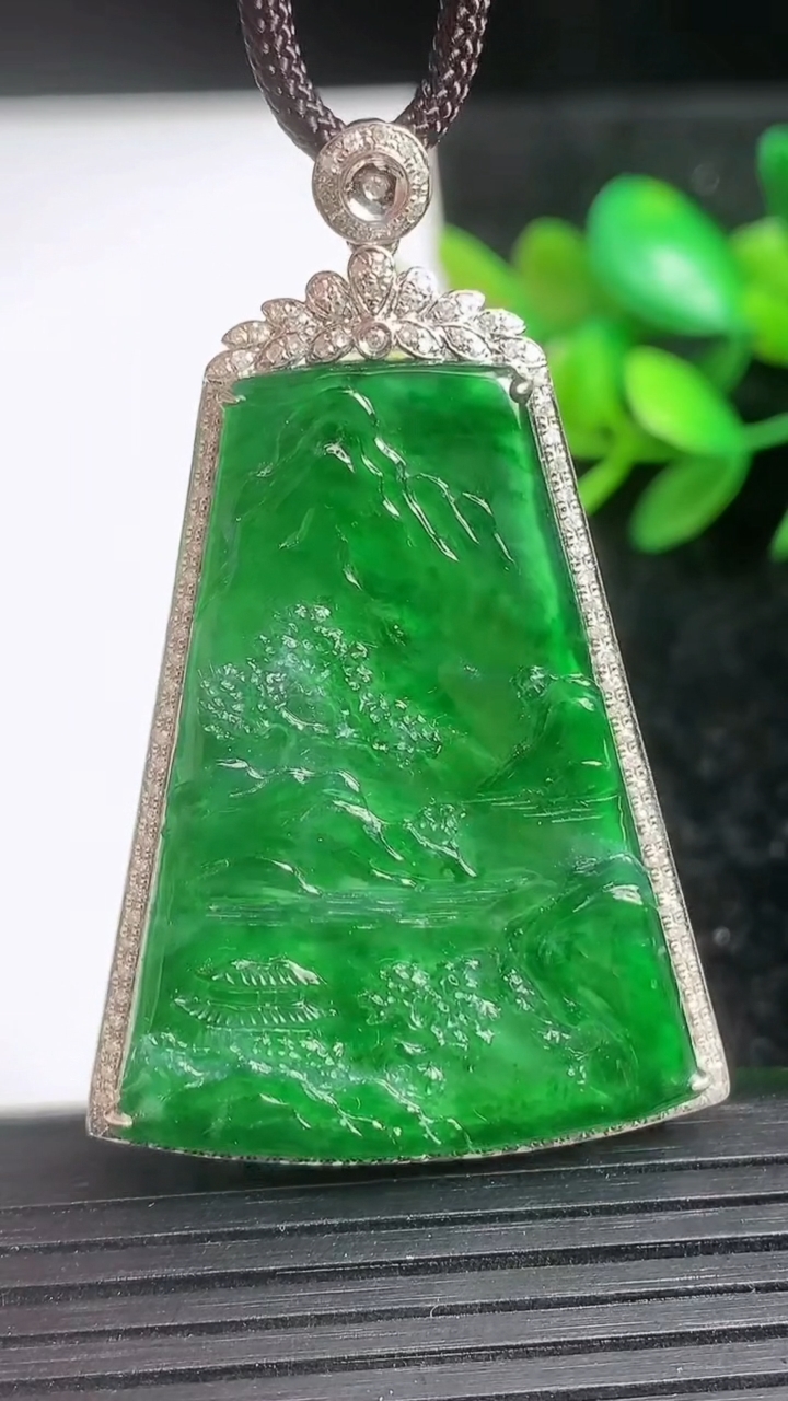 天然A货翡翠山水牌吊坠尺寸53-31.3-5.4重量:9.52g
3月21日