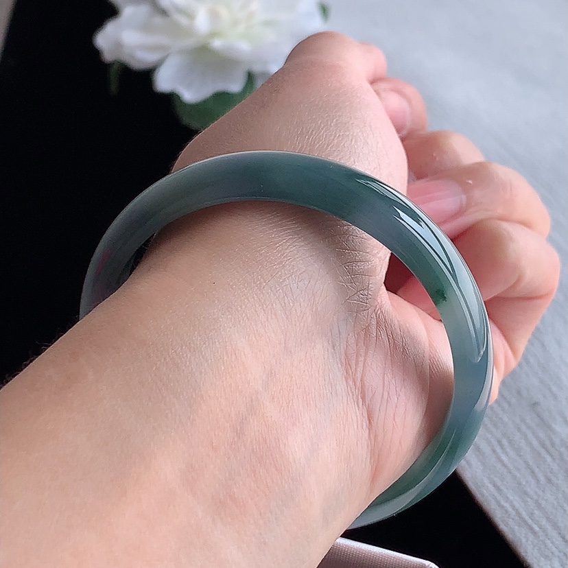 天然A货翡翠紫底飘花正装正圈手镯56-57圈口  
尺寸56-11.8-5.7mm 0318