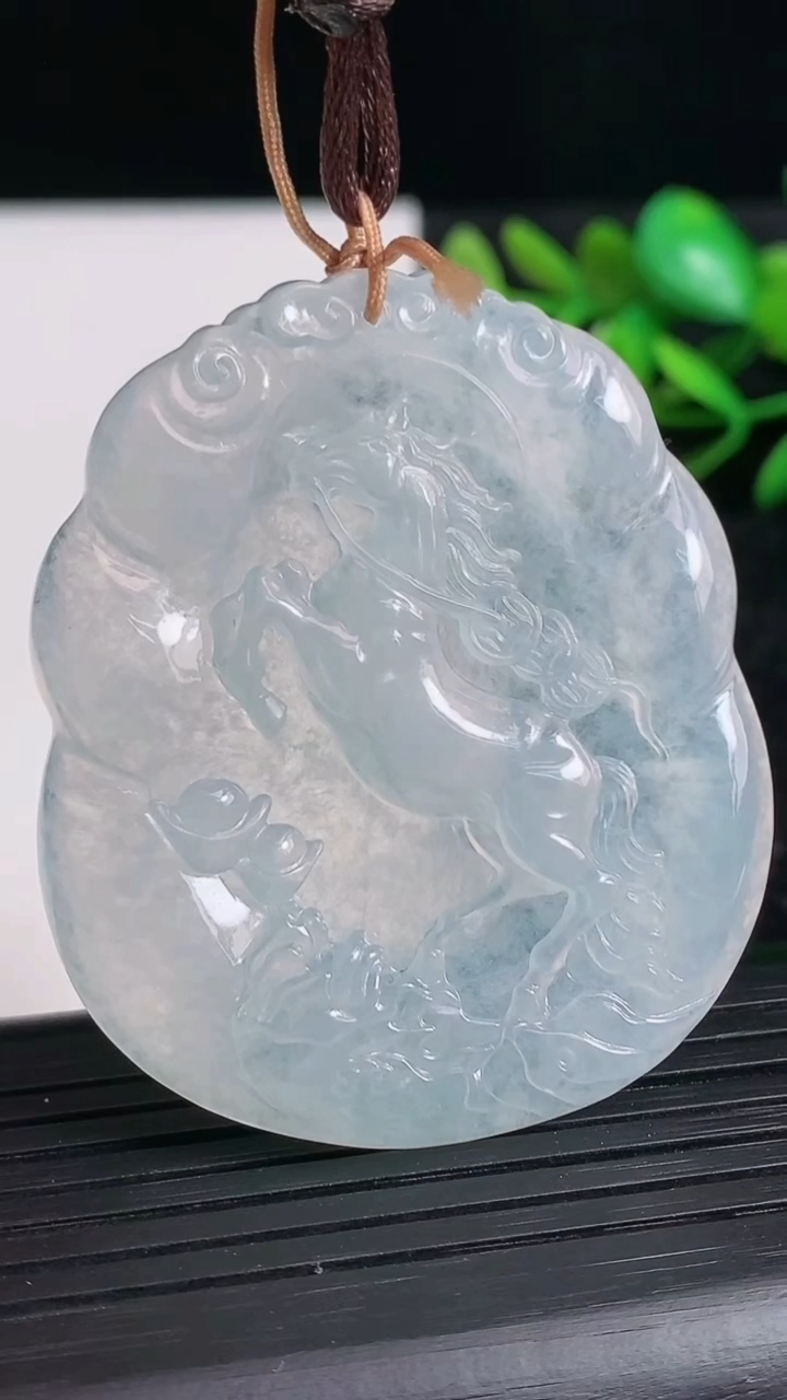 天然A货翡翠种白冰生肖马吊坠尺寸51.2-43-5重量:26.14g
3月21日