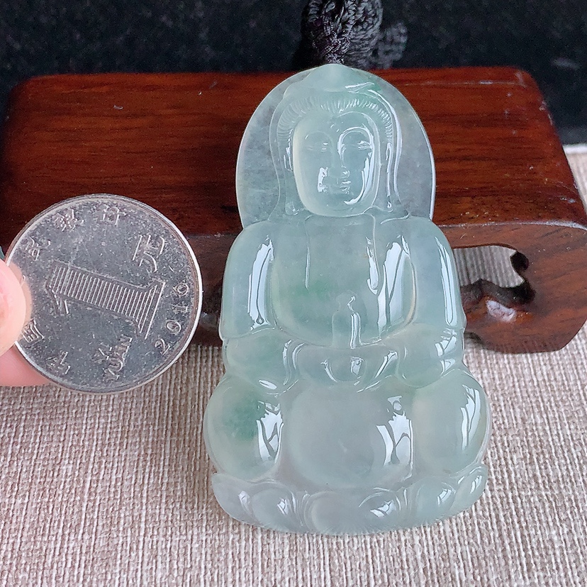 天然A货翡翠飘正装观音吊坠 
尺寸60.4-36-5.8mm 重量27.06g 0320