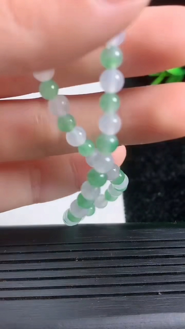 天然A货翡翠圆珠手串尺寸4.2-42颗重量:6.38g3月21日
工厂直销收藏佳品,种好水足，色泽均匀，有种有色，上手高大气！