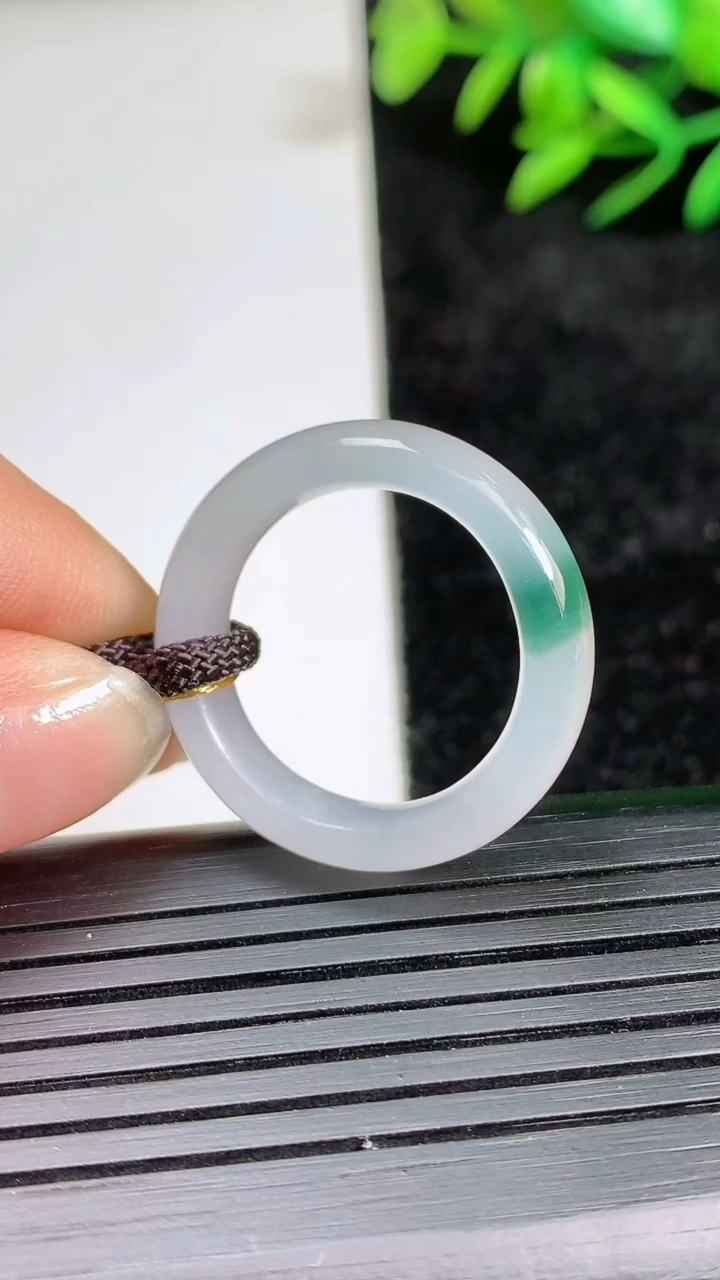 天然A货翡翠冰种飘花指环戒指尺寸18.6-5.5-3.2重量:4.10g2026年3月21日
工厂直